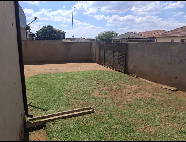 2 BEDROOM FREEHOLD FOR SALE IN CRYSTAL PARK